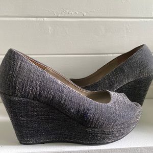 Size 40 Cordani wedge platform peep toe shoes. Beautiful grayish silvery color